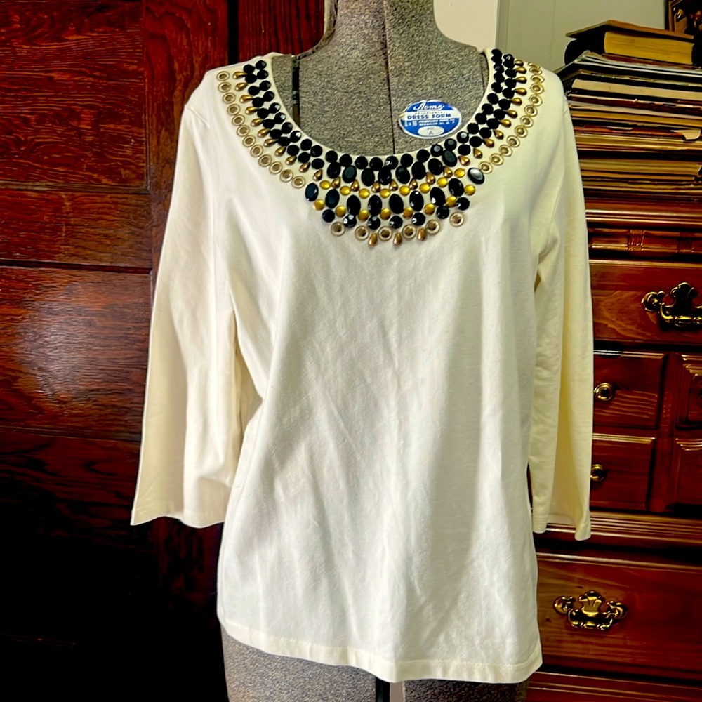 Casual stretchy shirt with embellished black stones